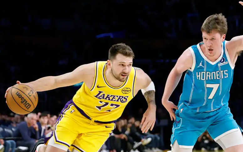 开云注册入口-惨败黄蜂18分，湖人5战4负排西部第5，东契奇空砍39分，老詹29+9